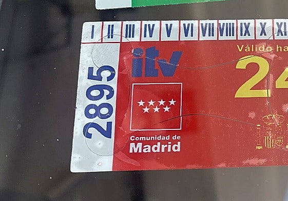 Pegatina de la ITV indicando su periodo de valicez