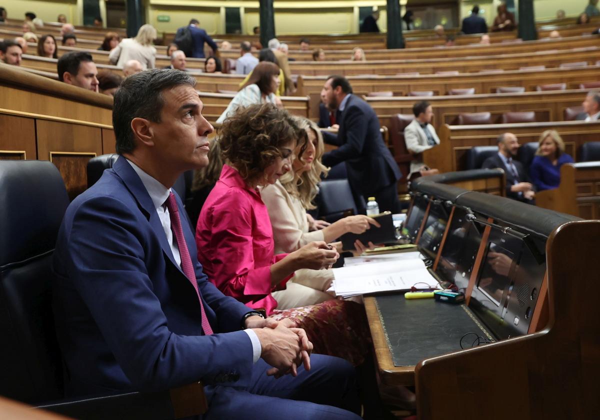 El presidente del Gobierno, Pedro Sánchez; la vicepresidenta primera y ministra de Hacienda, María Jesús Montero, y la vicepresidenta segunda y ministra de Trabajo y Economía Social, Yolanda Díaz.