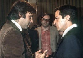 Felipe González charla con Adolfo Suárez en 1977.