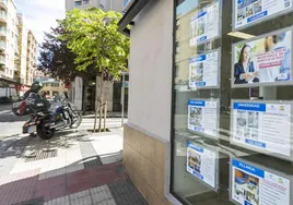 Anuncios en una inmobiliaria de Zaragoza