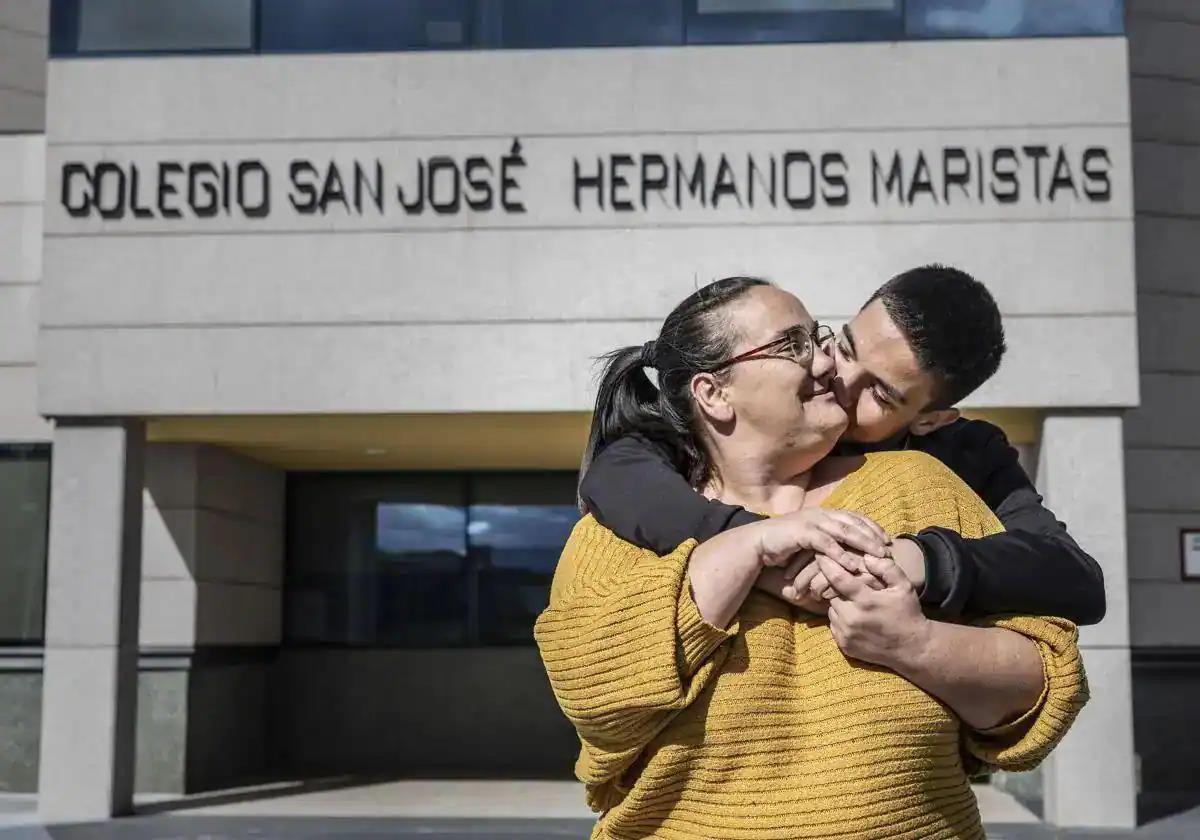 Alejandro López de Murillas abraza a su madre, Mónica Galilea.