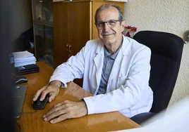 El profesor Juan Onrubia, en su despacho de la Facultad de Física.