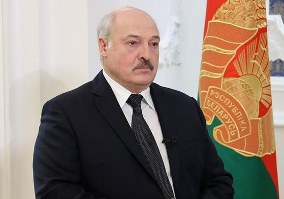 Lukashenko, junto a la bandera de su pais.