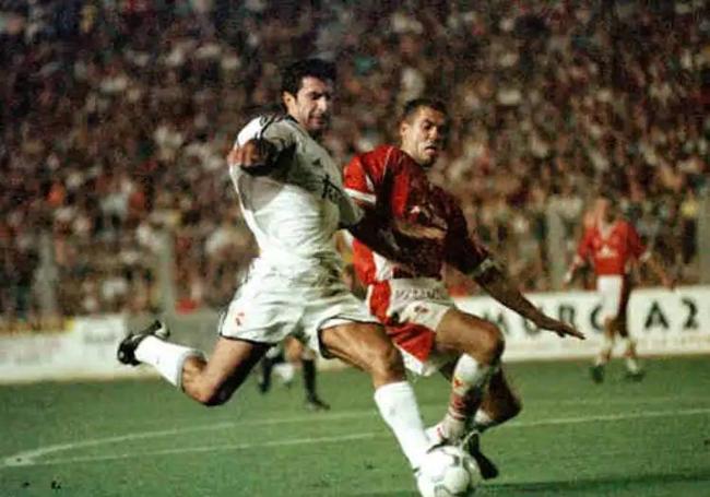 Luis Figo, atacante del Real Madrid, y Matito, del Real Murcia, luchan por un balón.