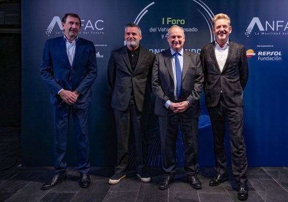 Desde la izq: José López-Tafall (Anfac), Valero Marín (Repsol), Jordi Hereu (Industria) y Wayne Griffiths (Anfac)