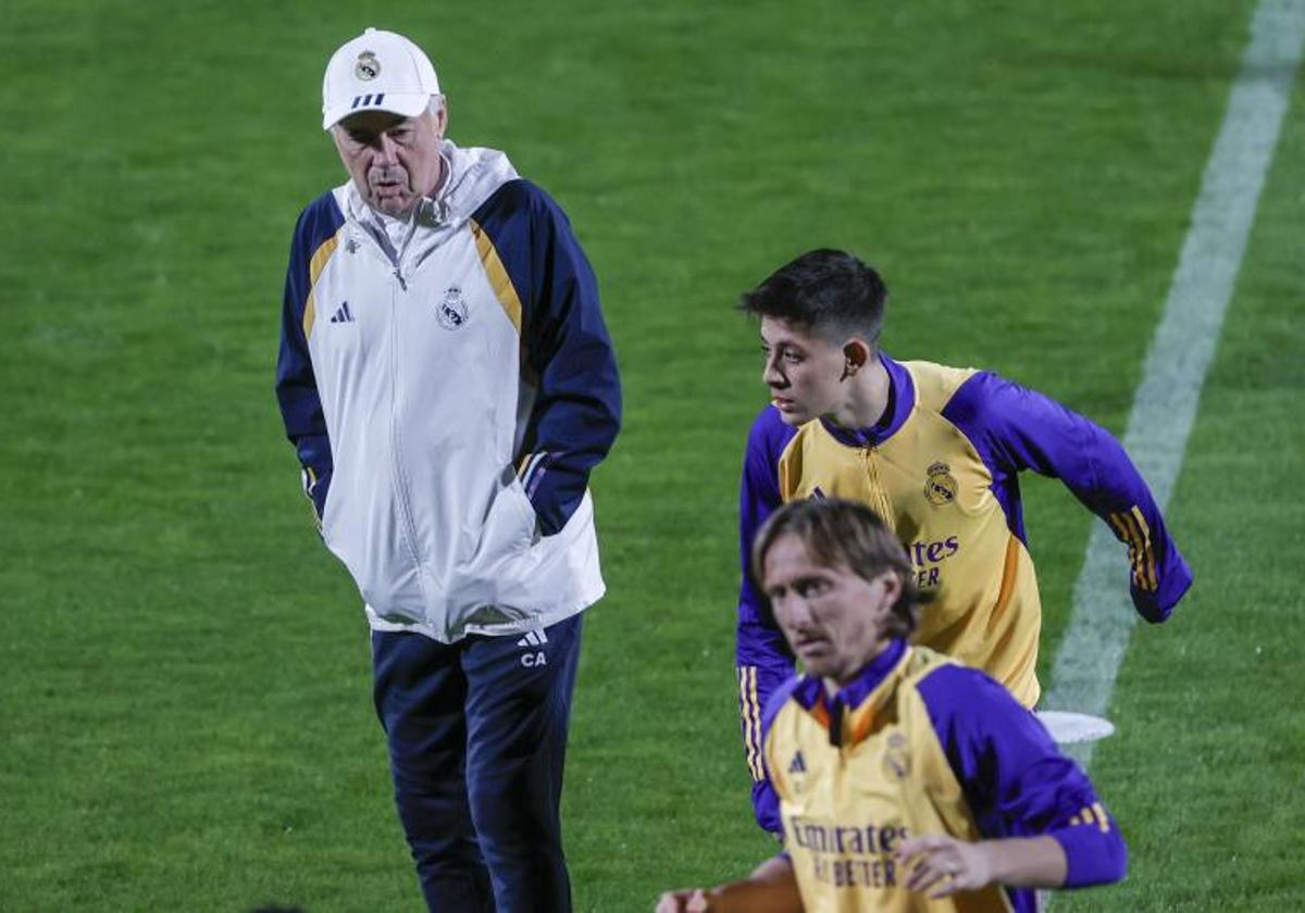 Carlo Ancelotti, ante Güler y Modric durante un entrenamiento del Real Madrid.