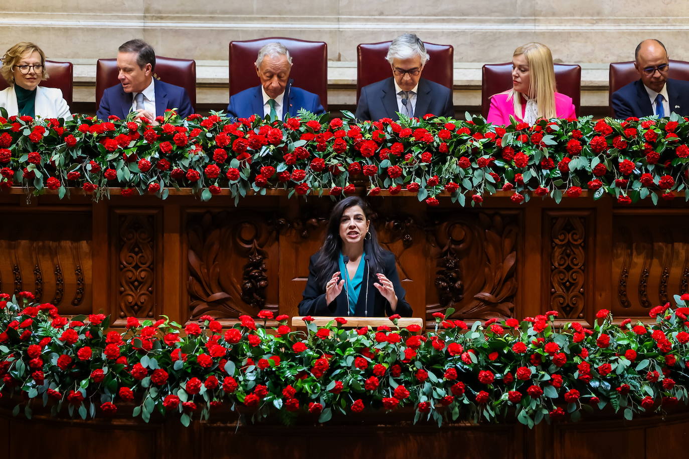 El Parlamento luso se encontraba inundado de claveles en la asamblea conmemorativa del 25 de abril.