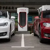Dos coches Tesla en un supercargador de la compañía.