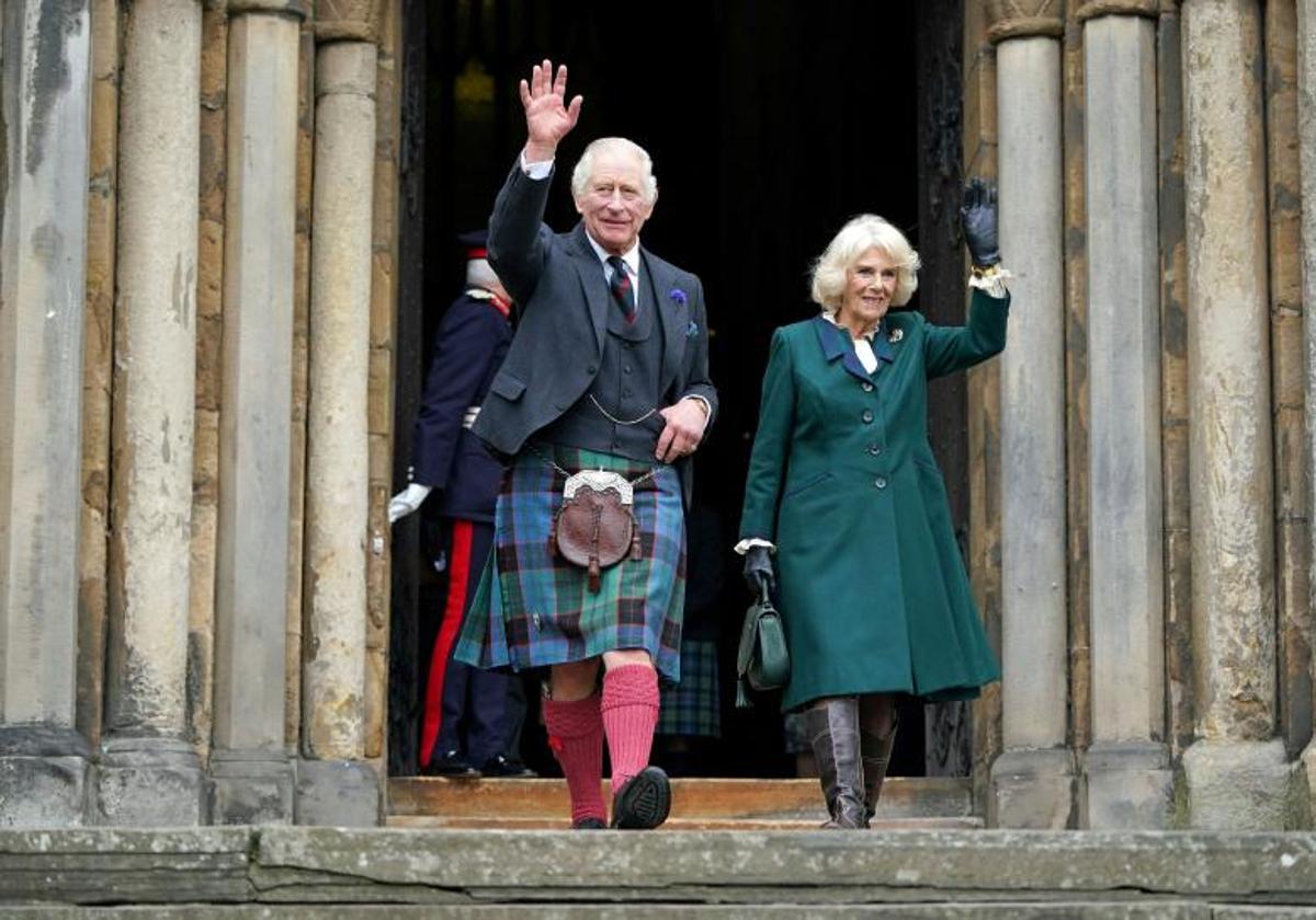 Carlos y Camila saludan al público al salir de la Abadía de Dunfermline, en el sureste de Escocia, en 2022.