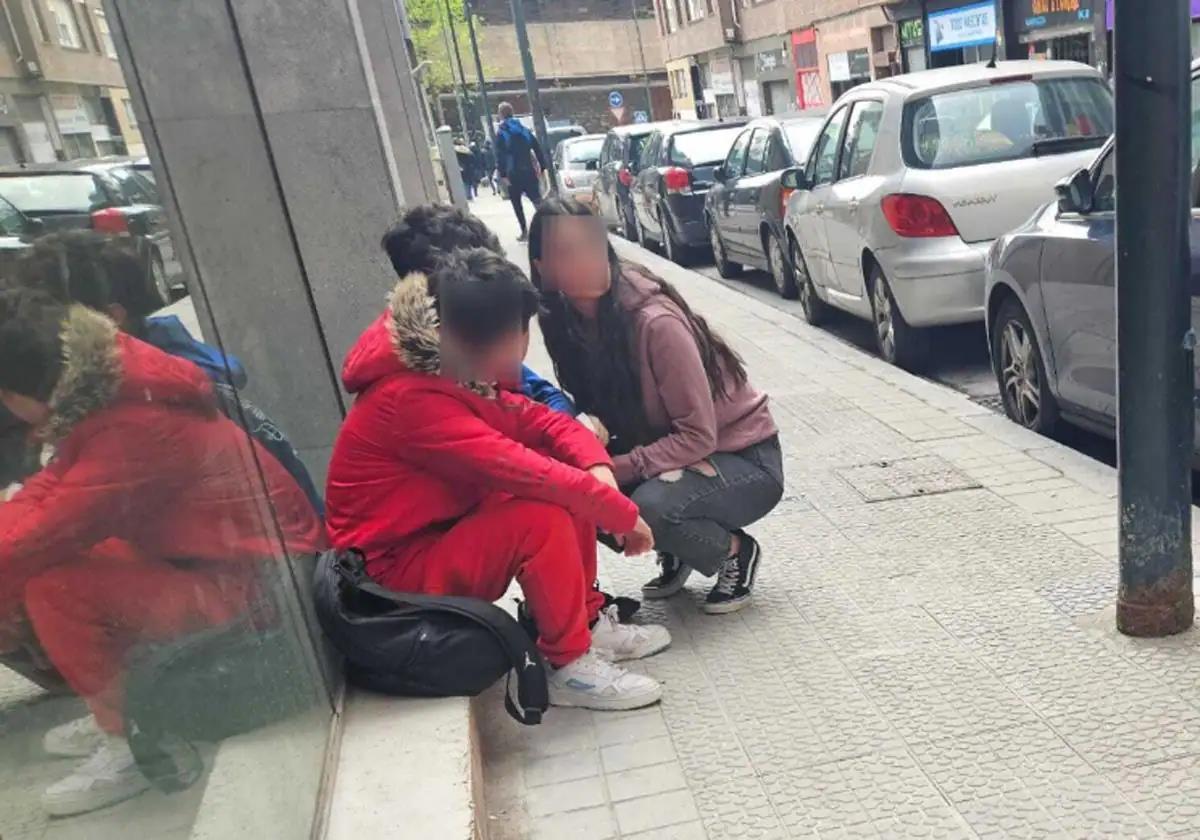 El chico, por el que las dos adolescentes se han peleado, es consolado por amigos.