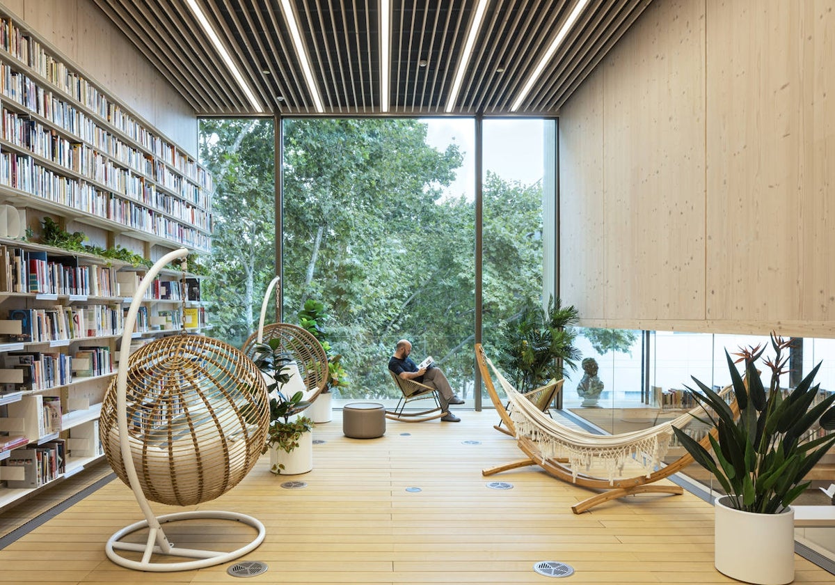 Uno de los acogedores y luminosos espacios de la biblioteca pública del popular barrio barcelonés de Sant Martí, bautizada como 'Gaboteca'.