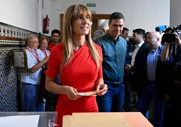 El presidente del Gobierno español, Pedro Sánchez, mira a su esposa, Begoña Gómez, mientras deposita su voto durante las últimas elecciones generales.