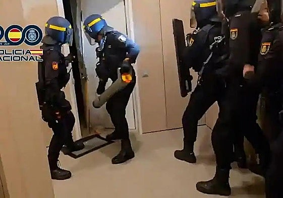 Momento en el que la Policía realiza uno de los registros en Granada.