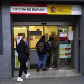 Cola a las puertas de una oficina de empleo en Madrid.