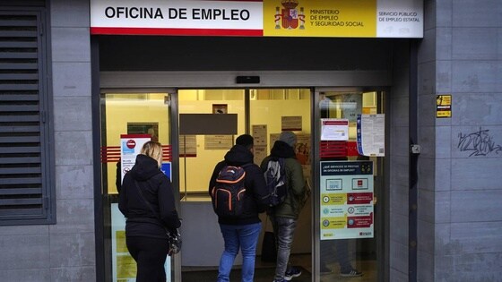 Cola a las puertas de una oficina de empleo en Madrid.