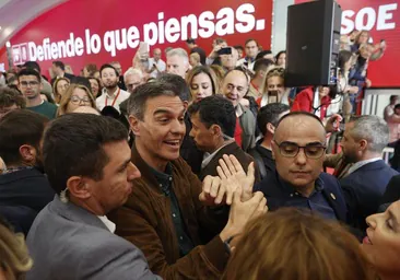 Pedro Sánchez saluda a militantes del PSOE en un acto celebrado en Valencia