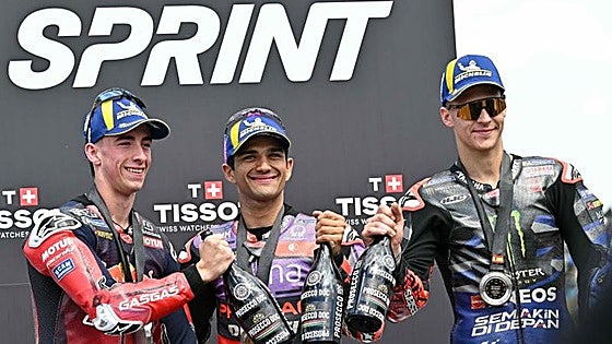 Jorge Martín triunfa en un sprint caótico en Jerez