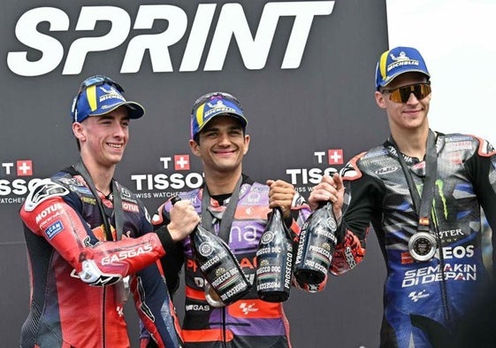 Jorge Martín, entre Pedro Acosta y Fabio Quartararo tras su victoria en el sprint en Jerez.