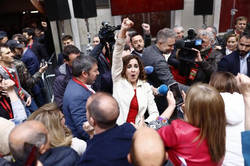 La cúpula socialista se ha dejado agasajar por la multitud. María Jesús Montero, en la imagen, ha encabezado la delegación de la dirección del PSOE en este baño de masas.