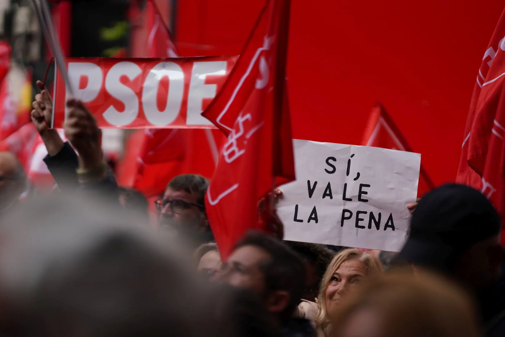 Los dirigentes del PSOE, reunidos en el comité federal en Ferraz, defienden a la mujer de Sánchez y le piden al presidente que se quede: «Merece la pena que ganen los buenos». 