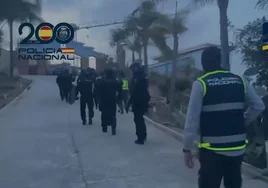Agentes de la Policía Nacional intervienen una de las propiedades del motero en Benalmádena.