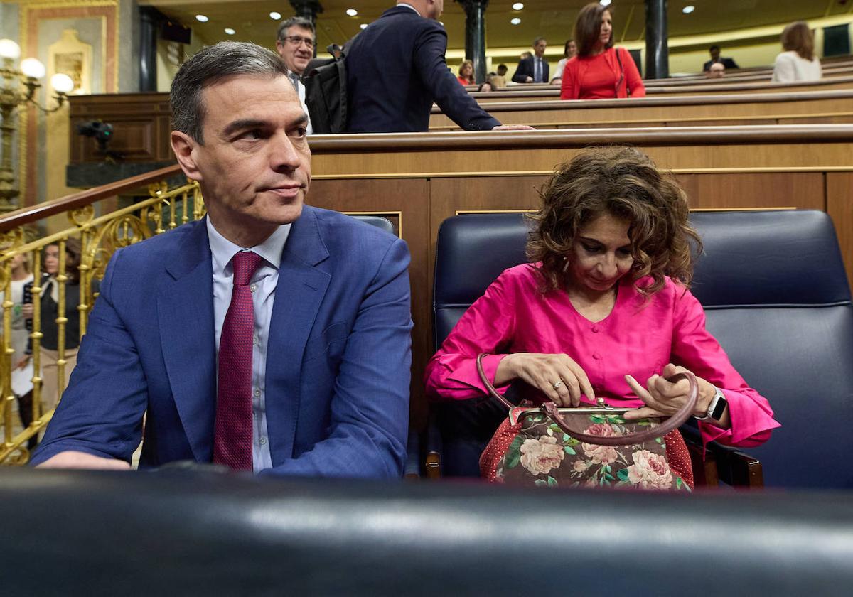 Pedro Sánchez y María Jesús Montero en la sesión de control del miércoles