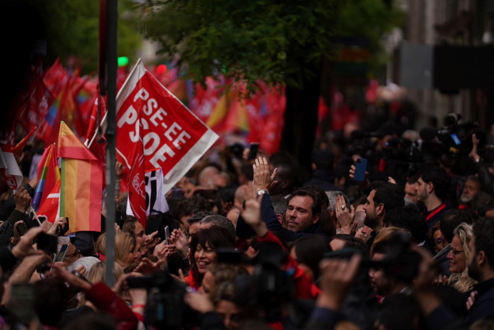 El Comité Federal del PSOE ha decidido parar la sesión a las 12.15 horas para salir a la calle Ferraz y «fundirse en un abrazo» con los miles de congregados en los aledaños de la sede socialista. En la imagen, el ministro de Transportes, Óscar Puente.