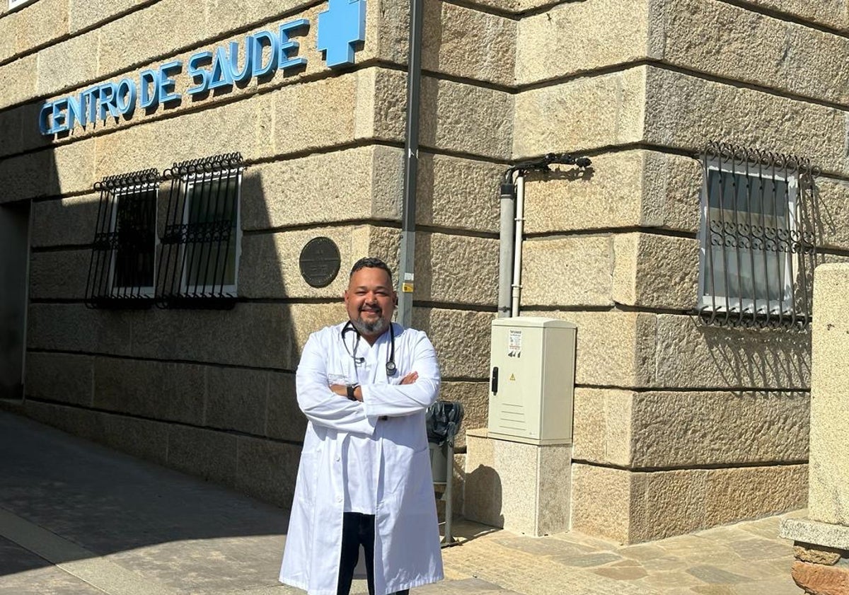 Imagen principal - Arriba, Albert Foo Gil, de 40 años, es médico rural en el pueblo orensano de Laza y preside la Sociedad Gallega de Médicos Generales y de Familia (SEMG Galicia). En el medio, Fran, el joven residente que ejerce en Segovia. Y sobre estas líneas, Hermenegildo Marcos, zamorano de 65 años, médico rural en varios pueblos de esa provincia y representante de este colectivo en el Consejo General del Colegio de Médicos.