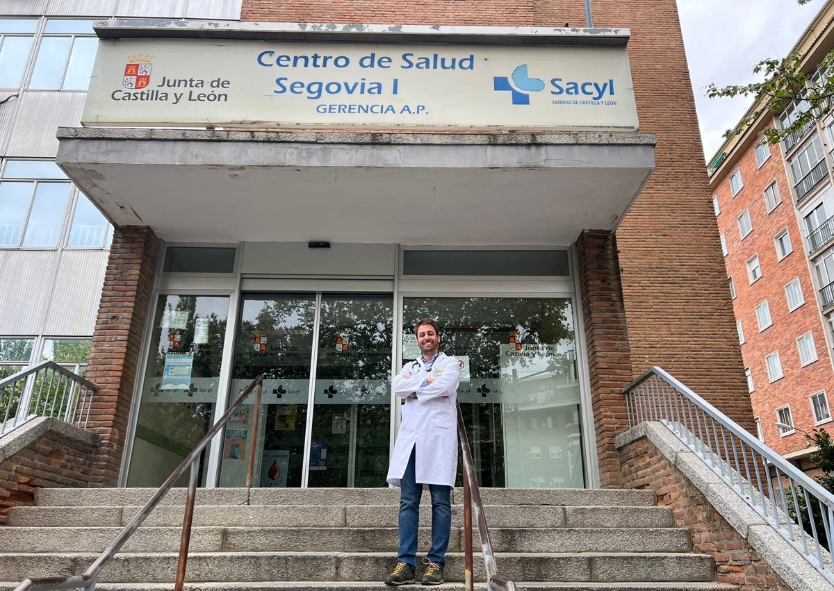 Imagen secundaria 1 - Arriba, Albert Foo Gil, de 40 años, es médico rural en el pueblo orensano de Laza y preside la Sociedad Gallega de Médicos Generales y de Familia (SEMG Galicia). En el medio, Fran, el joven residente que ejerce en Segovia. Y sobre estas líneas, Hermenegildo Marcos, zamorano de 65 años, médico rural en varios pueblos de esa provincia y representante de este colectivo en el Consejo General del Colegio de Médicos.