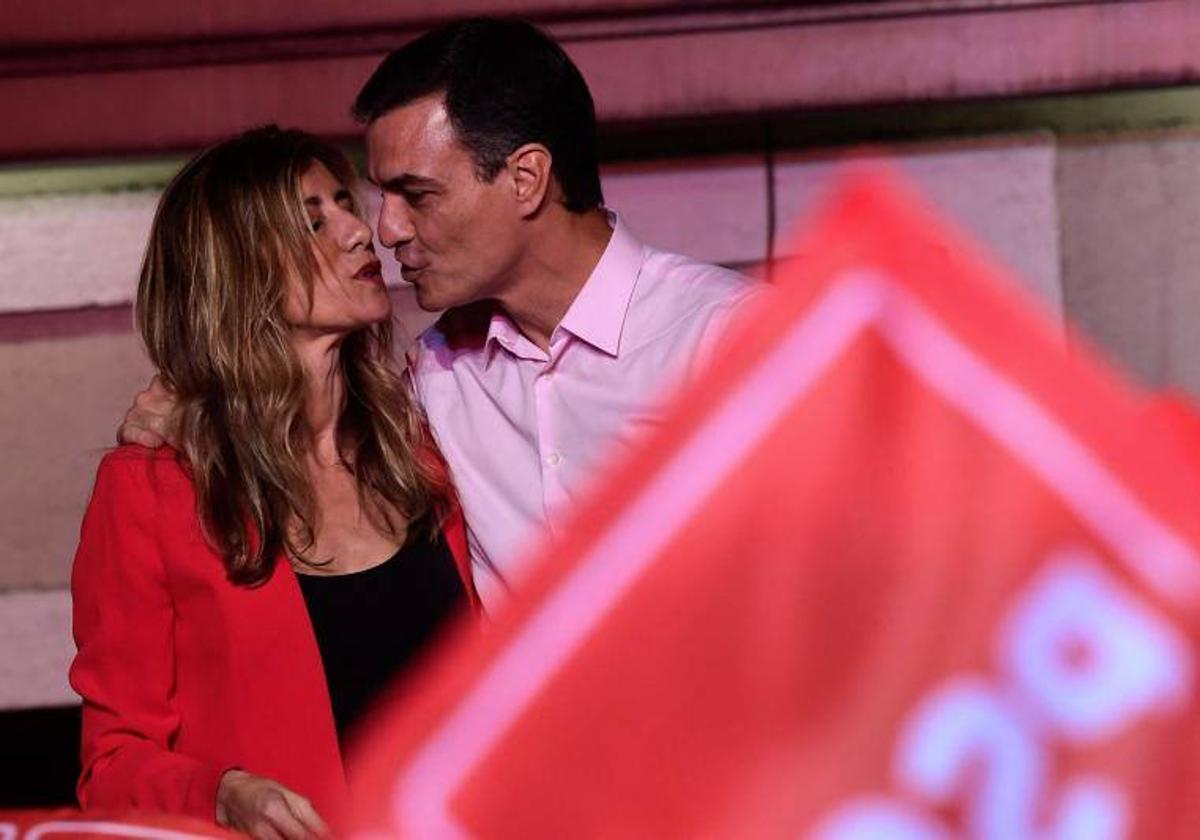 Pedro Sánchez, presidente del Gobierno, con su mujer.