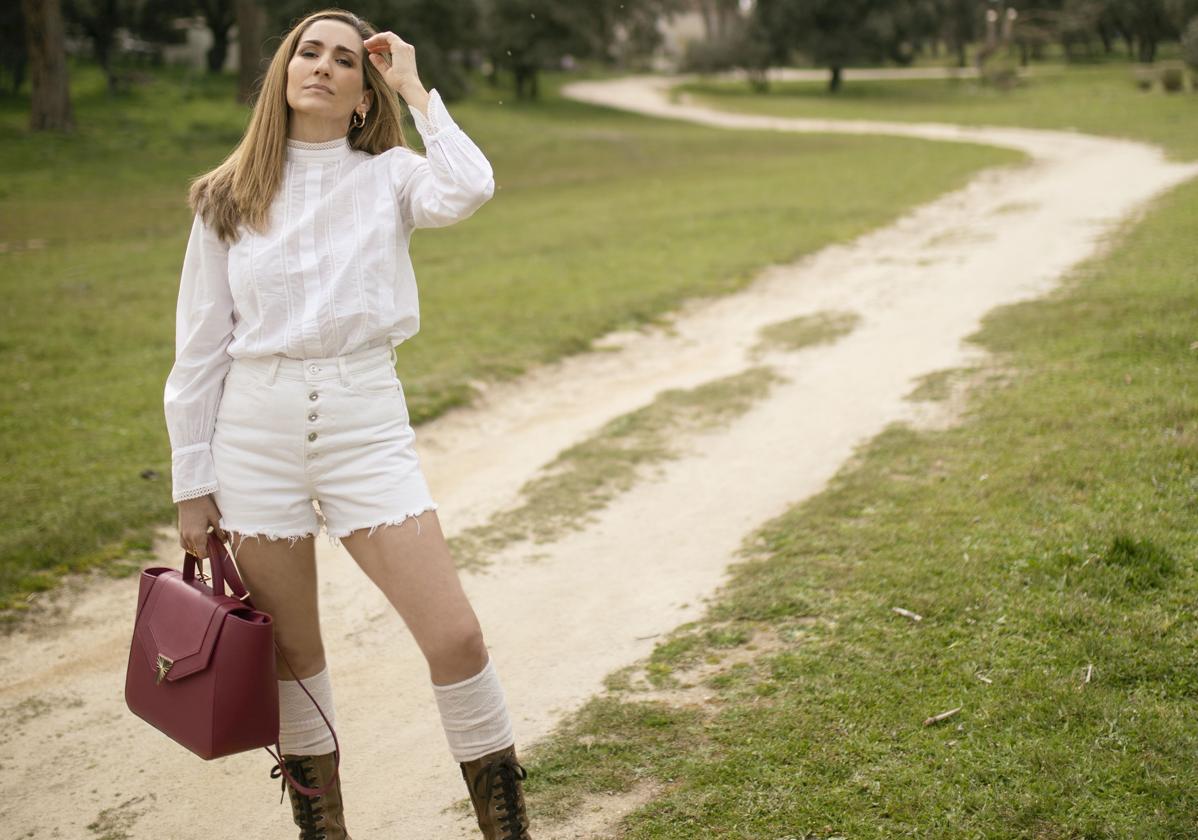 Alejandra Martos es imagen de una nueva colección de bolsos.