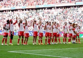 Los jugadores del Bayern saludan a su afición tras el partido ante el Eintracht.