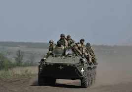 Militares ucranianos viajan en un vehículo blindado de transporte de personal por la región de Donetsk.