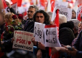 Varios miles de afiliados y simpatizantes socialistas animaron este sábado en la madrileña calle Ferraz, junto a la sede del partido, a Pedro Sánchez a no dimitir.