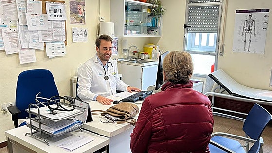 Médicos de familia enamorados de su oficio: «El trato es cercano y el paciente es tan agradecido que si tiene gallinas te trae huevos»