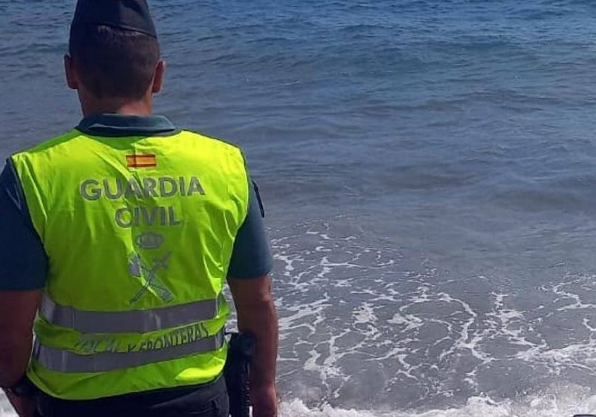 Un guardia civil en tareas de vigilancia en una imagen de archivo.