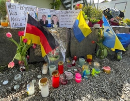 Las fotos de los fallecidos en el lugar donde sucedió la agrasión y donde los ciudadanos han dejado velas y recuerdos.