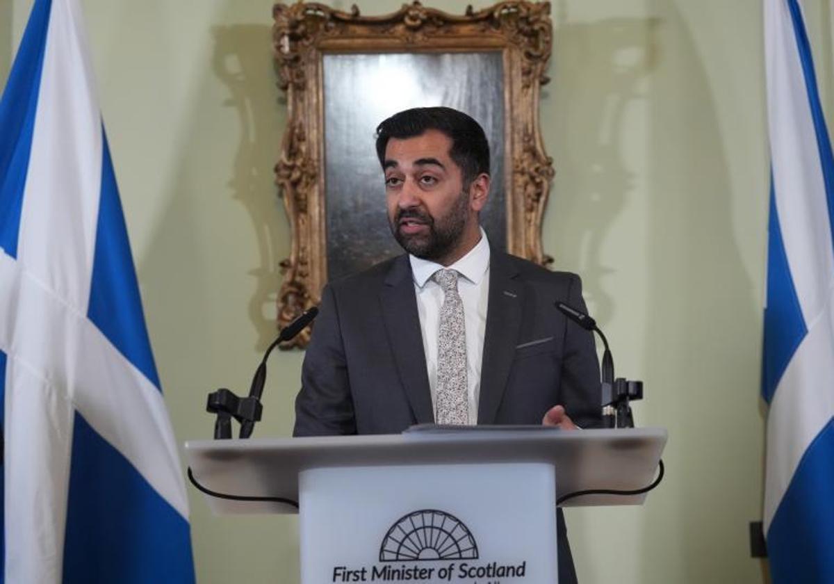 Humza Yousaf, durante la conferencia de prensa en Bute House, su residencia oficial en Edimburgo, donde anunció su dimisión como líder del SNP y ministro principal de Escocia.