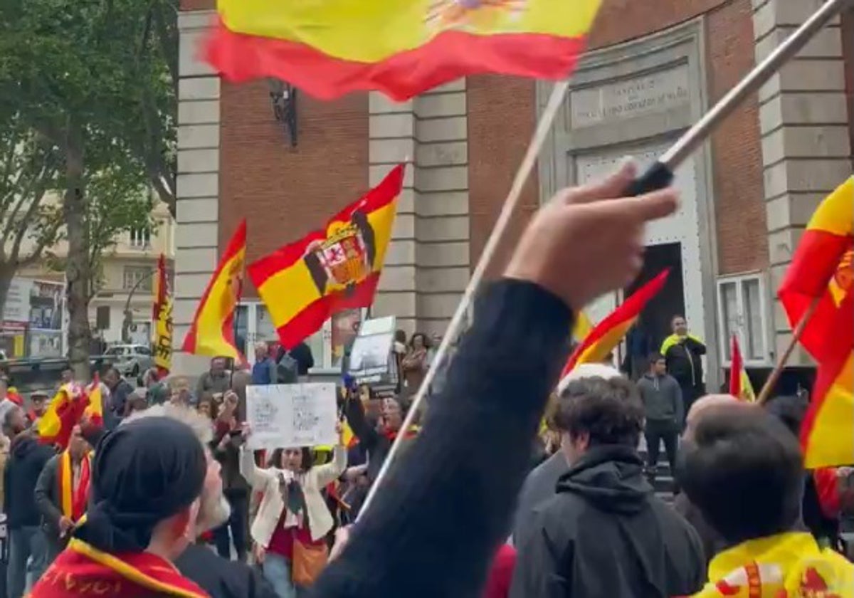 Imagen de los manifestantes este lunes en Ferraz