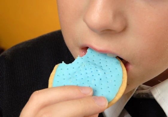 Un niño come un dulce industrial, una de las ingestas insanas más frecuentes en la infancia.