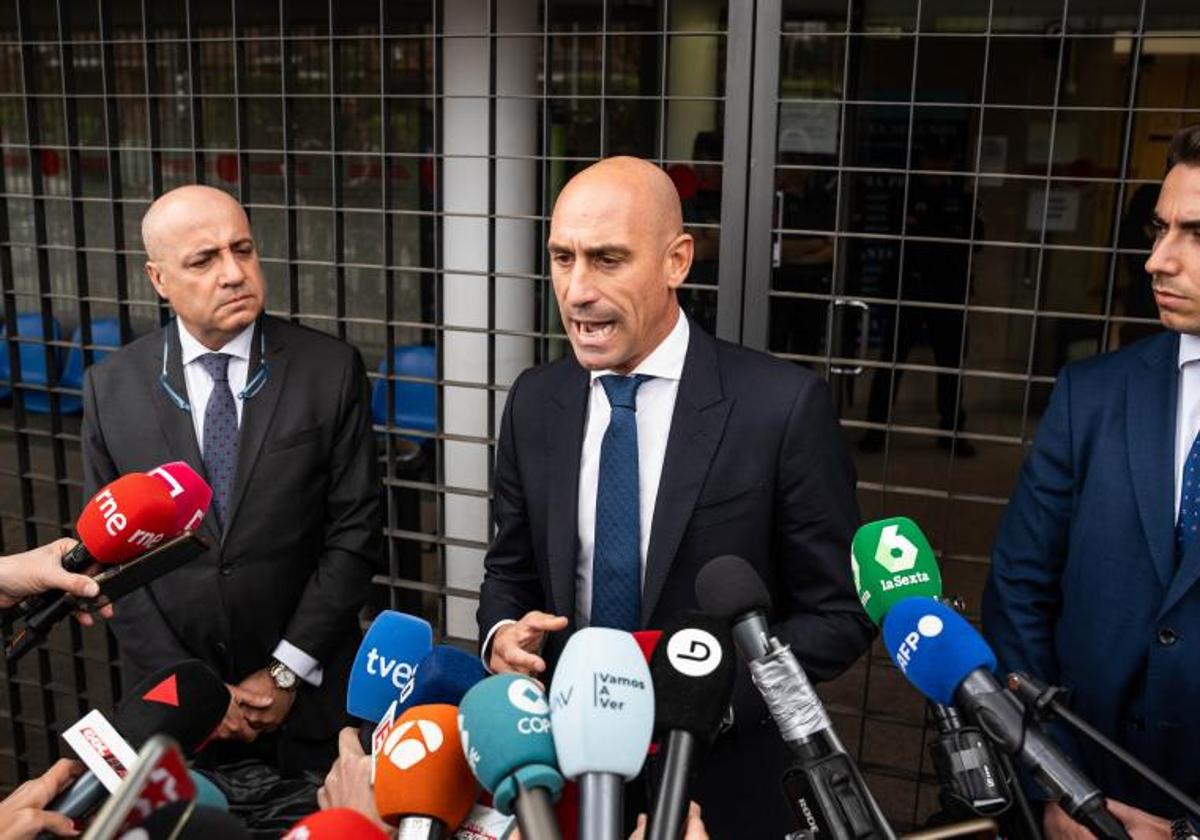 Luis Rubiales atiende a los medios tras declarar en el juzgado.