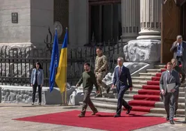 El secretario general de la OTAN, Jens Stoltenberg, y el presidente ucraniano, Volodímir Zelenski, este lunes en Kiev.