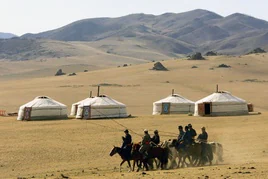 Nómada mongoles junto a sus yurtas.