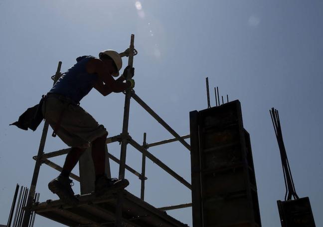 En algunos países ya se prohíbe trabajar en la obra, no solo por el calor, sino por la falta de visibilidad en los picos dle contaminación atmosfércia.