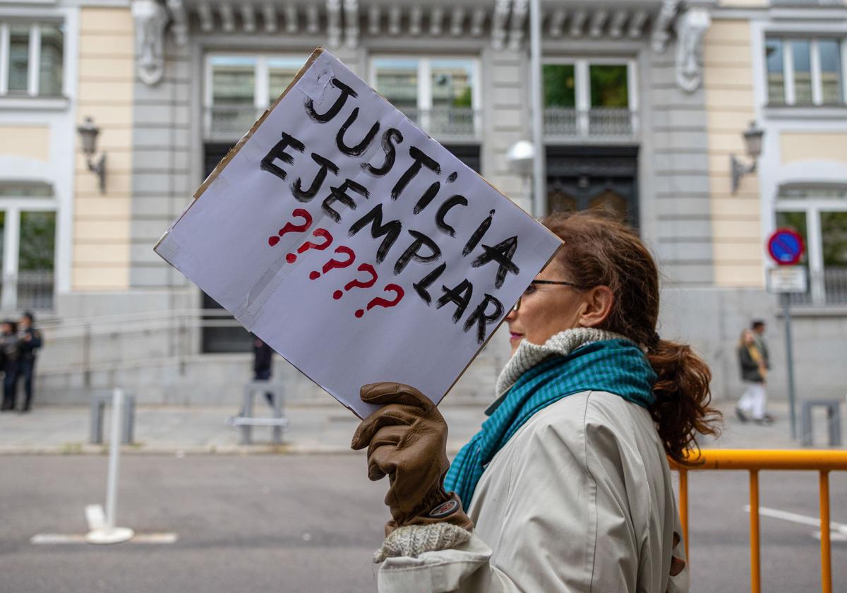 Un centenar de personas se congregaron este lunes en la sede del CGPJ para protestar «contra el golpismo con toga».