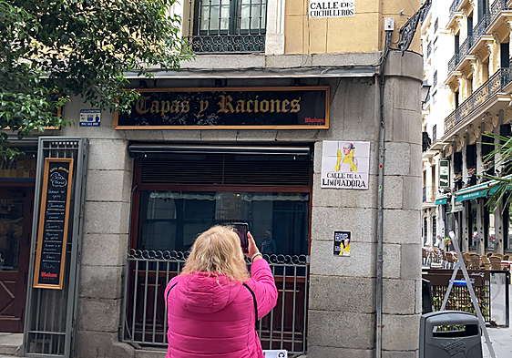 La limpiadora, el repartidor... 'renombran' el callejero de Madrid en homenaje a los gremios peor pagados