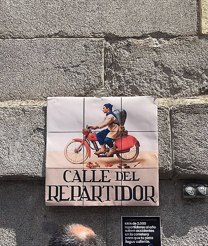 Imagen secundaria 2 - Algunos de los cárteles desplegados por Raúl, a la izquierda en la segunda fotografía, y Leandro.