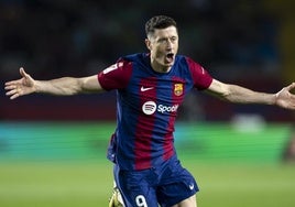 Robert Lewandowski celebra uno de los tres goles que le marcó este lunes al Valencia.