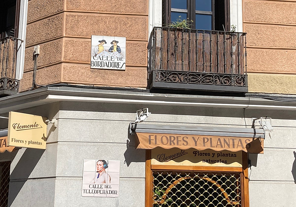 Imagen principal - Algunos de los cárteles desplegados por Raúl, a la izquierda en la segunda fotografía, y Leandro.