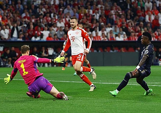 Vinicius supera la salida de Neuer y marca el primer gol del partido.